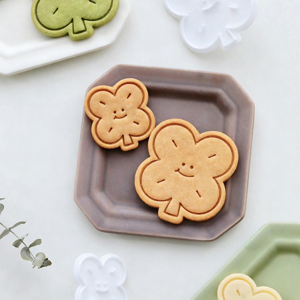 Lucky Four-Leaf Clover Cookie  - Kitchen Baking Items recension och pris