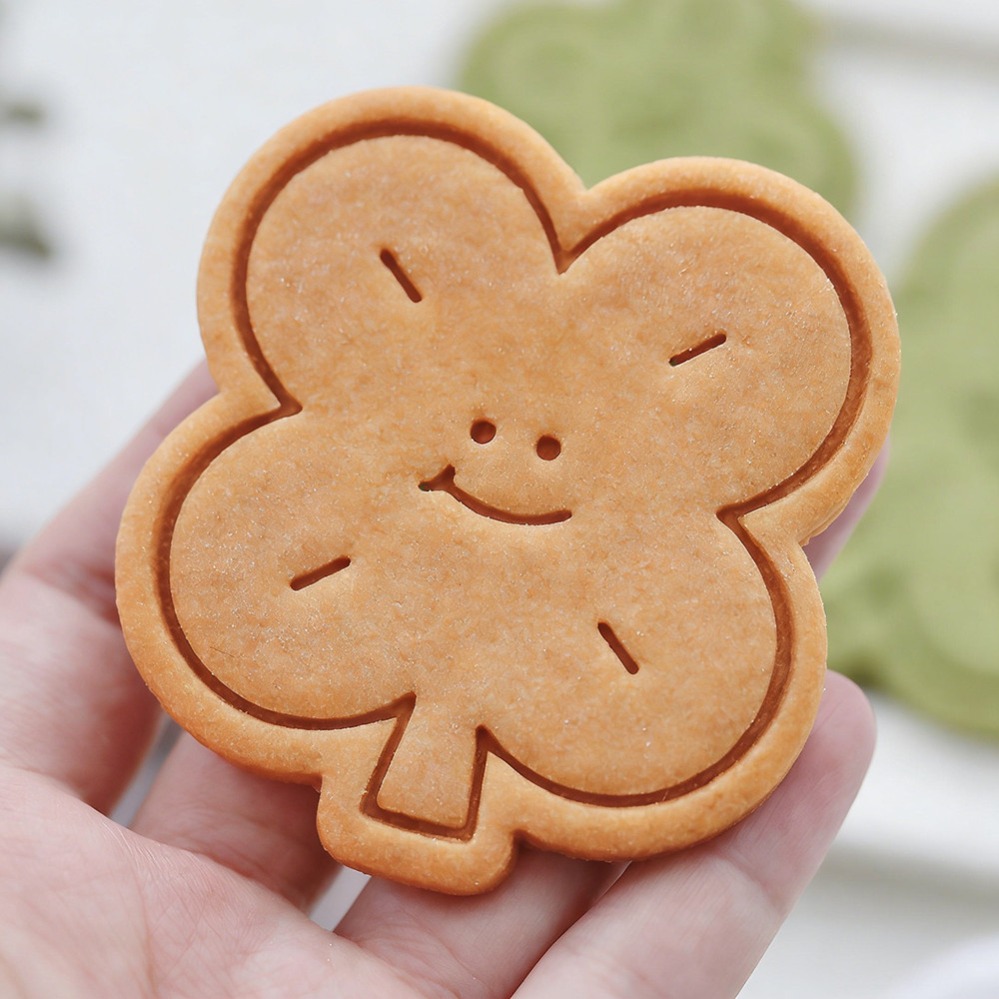 Lucky Four-Leaf Clover Cookie  - Kitchen Baking Items recension och pris